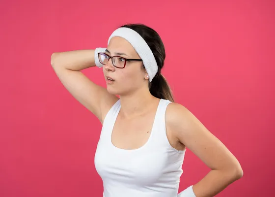 Mujer con el brazo levantado mostrando la axila
