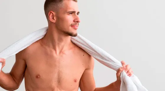 Hombre sin camiseta con una toalla al cuello